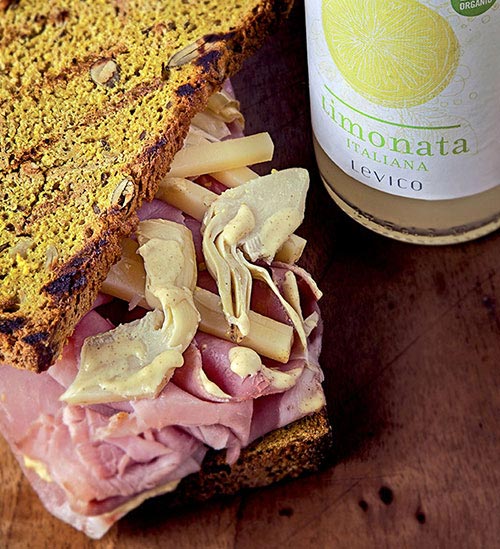Chef Reponi consiglia l'abbinamento Limonata Bio Levico e panino cotto e carciofi