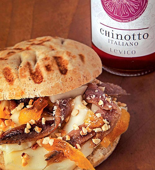 Chef Reponi consiglia l'abbinamento Chinotto Levico e panino con scamorza e acciughe
