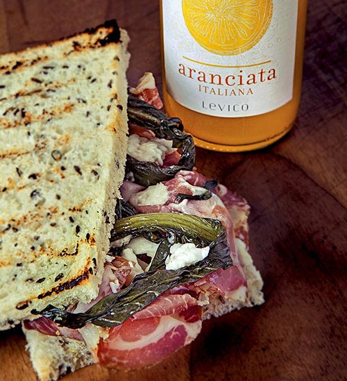 Chef Reponi consiglia l'abbinamento gourmet Aranciata Levico e panino con burrata
