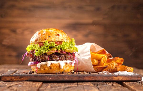 Hamburger gourmet in accostamento alle bibite biologiche Levico